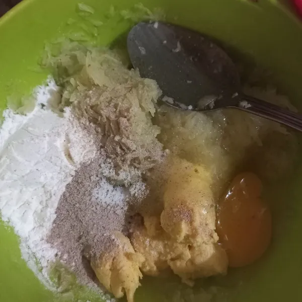 Campurkan kentang, terigu, margarin, telur, keju, dan bumbu-bumbu. Aduk rata. Jika terlalu encer, tepung bisa ditambah, hingga adonan mudah dipulung.