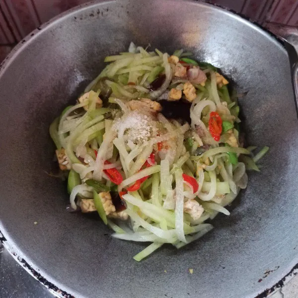 Bumbui dengan garam, gula, saus tiram, kaldu jamur, dan kecap manis. Aduk rata dan masak hingga bumbu meresap.