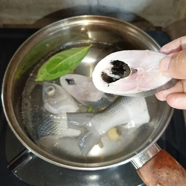 Setelah mendidih masukkan ikan bandeng.