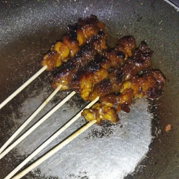 Lalu bakar sate hingga matang.
