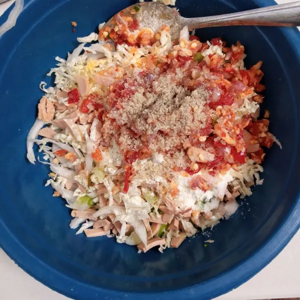 Siapkan wadah. Masukkan sawi putih, sosis, daun bawang, bumbu cincang dan seasoning. Aduk rata.