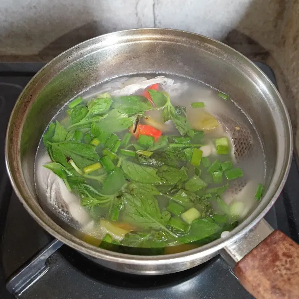 Terakhir masukkan kemangi dan irisan daun bawang, aduk rata koreksi rasanya, sajikan.