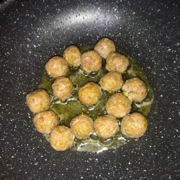 Bulatkan adonan,  masak dengan sedikit minyak goreng hingga matang.