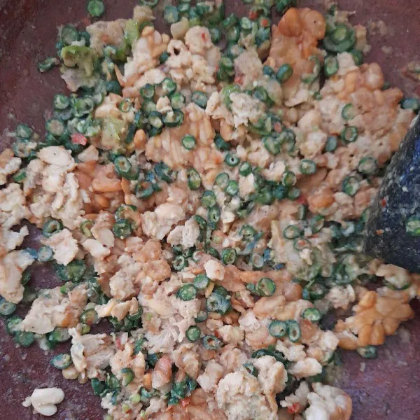 Tambahkan kacang panjang yang sudah diiris dan penyet tempe lalu ratakan.