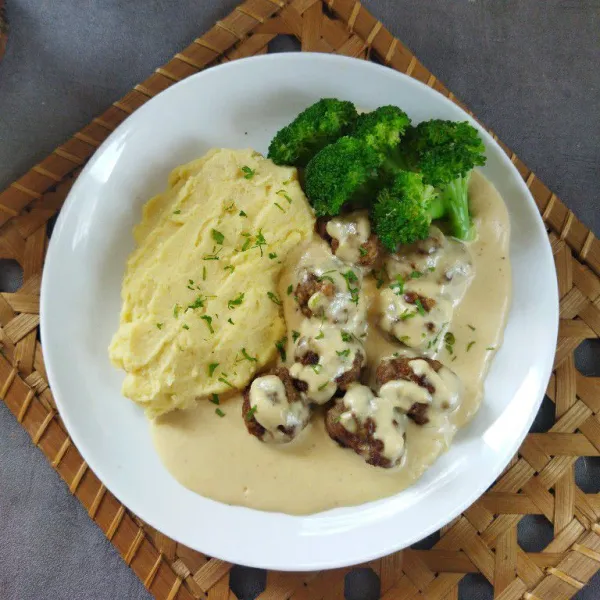 Siapkan piring saji, tata mashed potato dan meatballs, lalu siram saus gravy, sajikan.