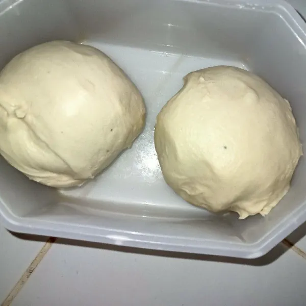 Bagi adonan menjadi tiga bagian diamkan 10 menit.