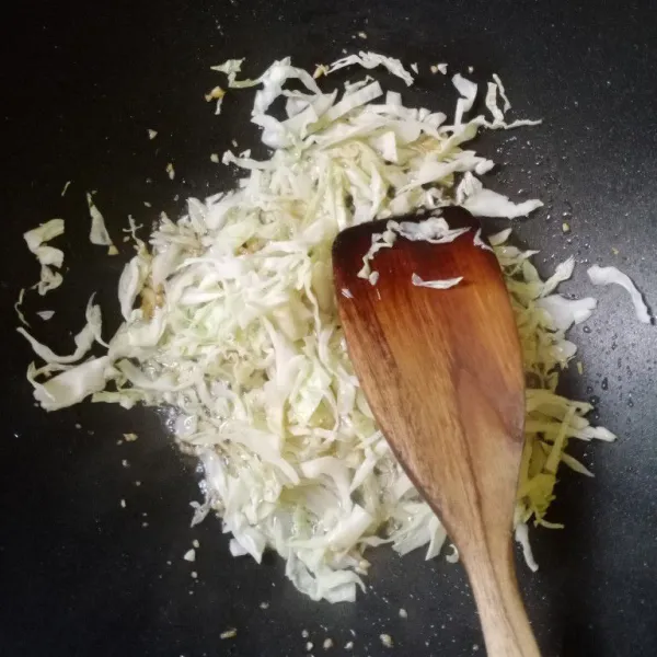 Masukkan kol ke dalam wajan.