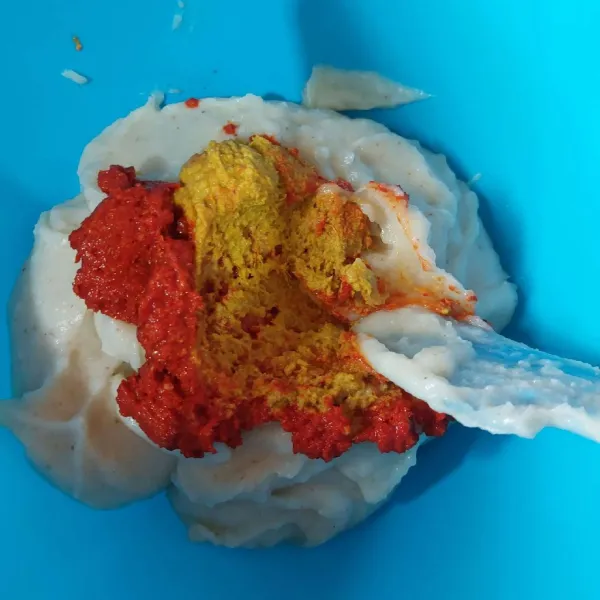 Tambahkan bumbu halus, aduk lagi hingga rata.
