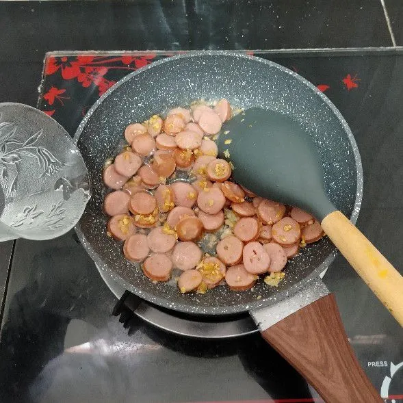 Masukkan air, masak hingga mendidih.