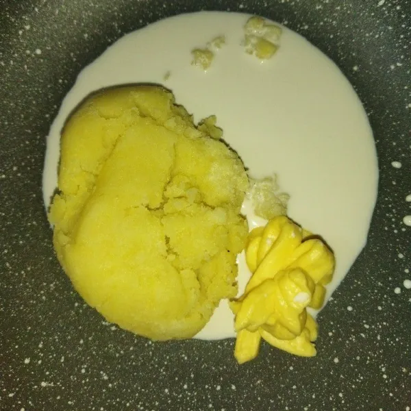 Mashed potato : haluskan kentang yang sudah dikukus dengan saringan, lalu masak bersama susu cair, margarin dan garam.