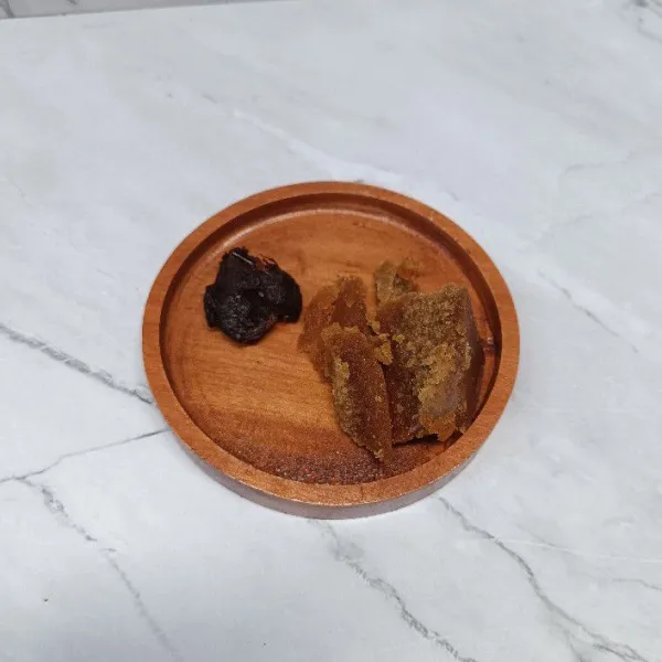 Sisir gula merah dan aren. Siapkan gula jawa, buang bijinya.