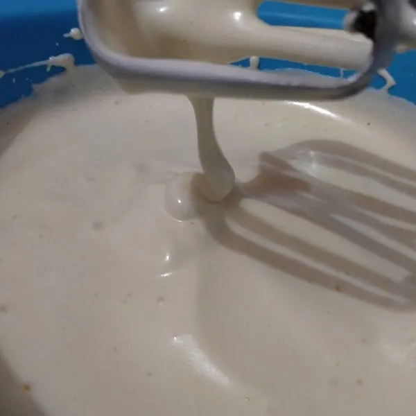 Kocok seluruh bahan A dengan mixer kecepatan tinggi, kecuali garam dan vanili sampai putih, kental, berjejak. Setelahnya baru masukkan garam dan vanili, kocok sebentar.