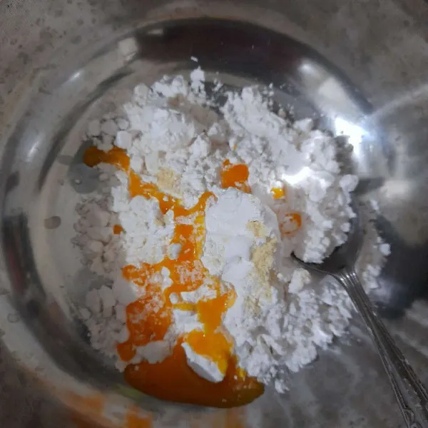 Aduk rata tepung tapioka, tepung terigu dan kuning telur.