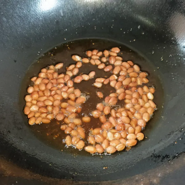 Goreng kacang tanah sampai matang, angkat dan tiriskan.