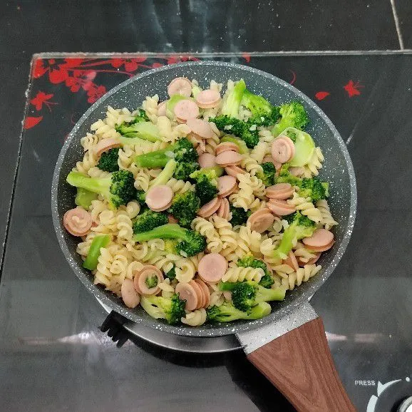 Masak hingga bumbu meresap dan air menyusut habis, lalu angkat.