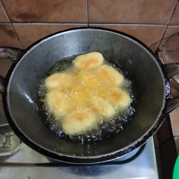 Goreng combro hingga matang dan berwarna coklat keemasan.