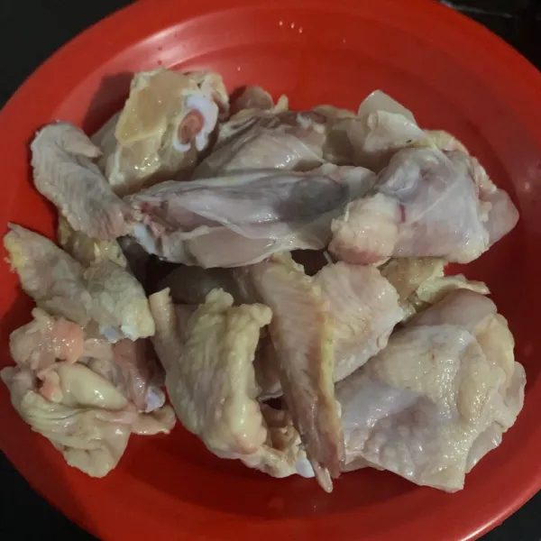 Potong-potong sayap ayam.