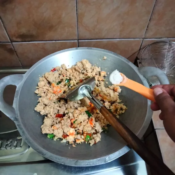 Masukkan oncom dan daun bawang, beri garam, kaldu jamur, merica bubuk dan gula pasir.
