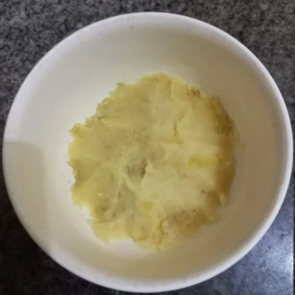 Haluskan kentang dengan bantuan sendok.