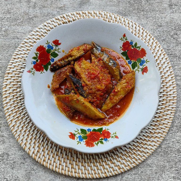 Penyajian Ikan Tongkol Balado dengan nasi putih