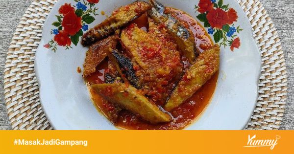Penyajian Ikan Tongkol Balado dengan nasi putih