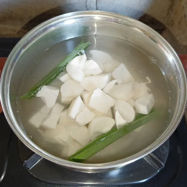 Masukkan singkong yang sudah dipotong-potong.