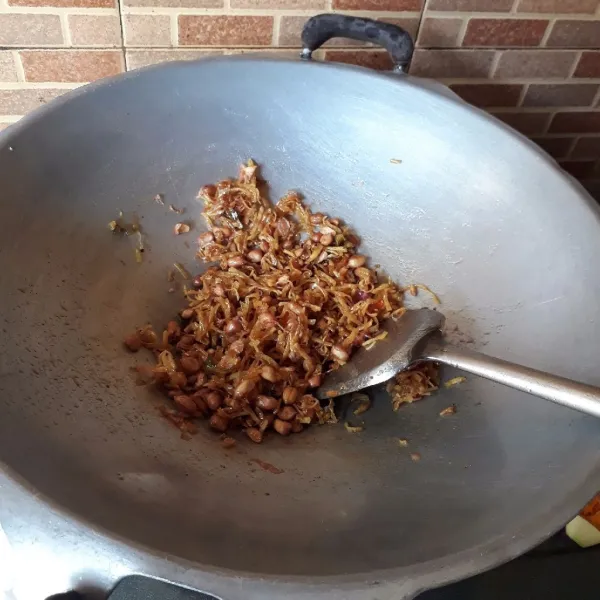 Masukkan kentang, kacang, dan sisa bawang goreng, aduk rata. Setelah dingin simpan dalam wadah kedap udara