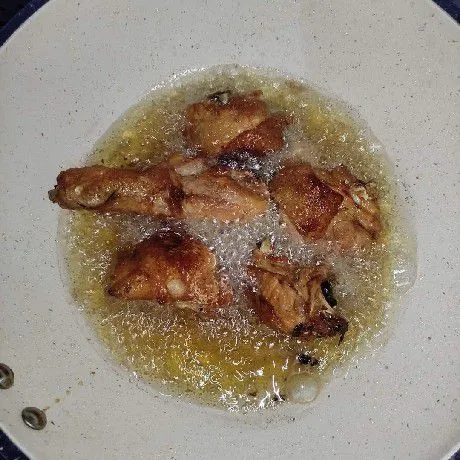Goreng ayam di minyak panas, goreng sampai kering dah berubah warna coklat, lalu angkat dan tiriskan.