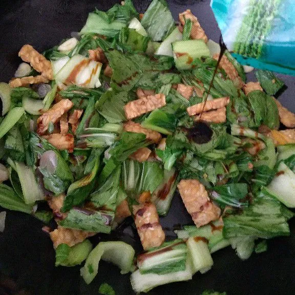 Tambahkan kecap manis, kaldu bubuk, garam dan merica.