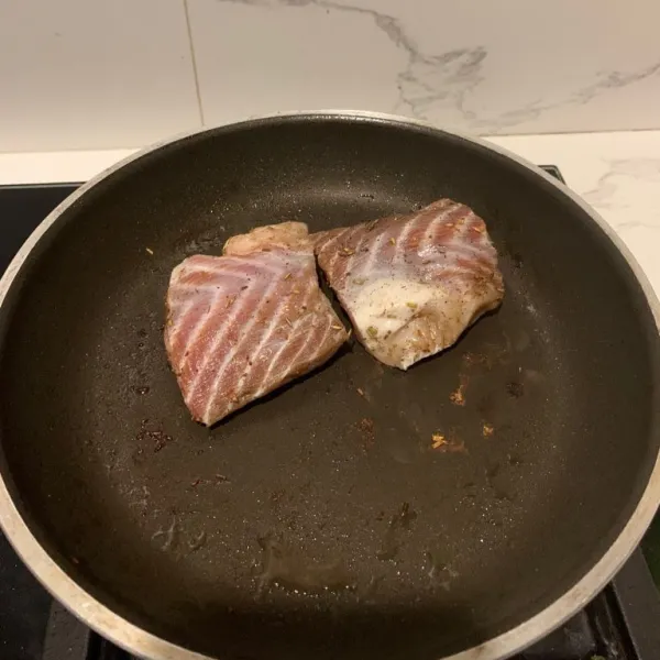 Panaskan pan. Beri olive oil. Masak ikan sampai kematangan yang diinginkan. Ikan bisa dibalik yaa.