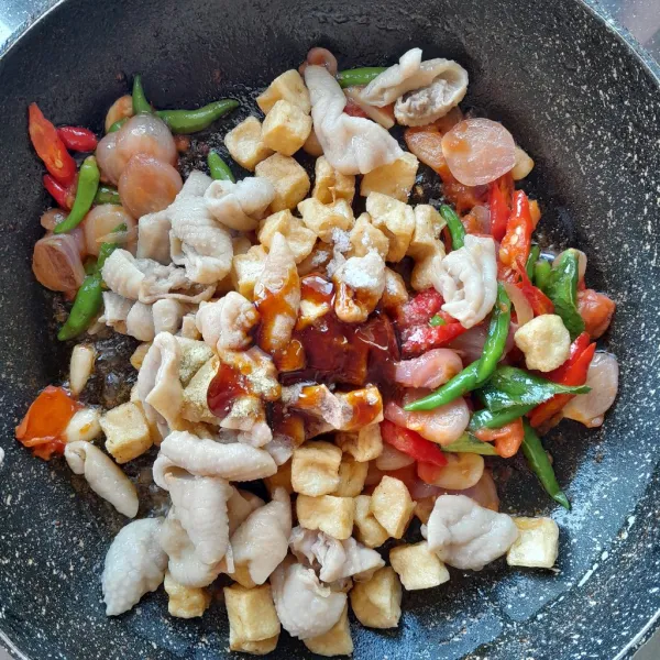Masukkan potongan kulit ayam,tahu yang sudah di goreng,air,saus tiram,kecap asin,saus sambal,kecap manis,garam,gula pasir,merica bubuk dan kaldu bubuk. Aduk rata.