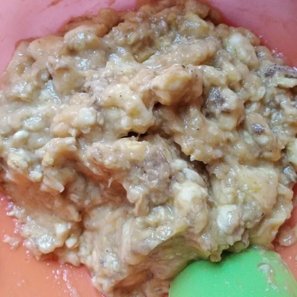 Haluskan pisang.