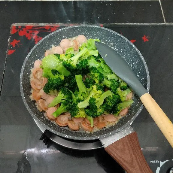 Masukkan brokoli yang sudah di blansir, aduk rata.