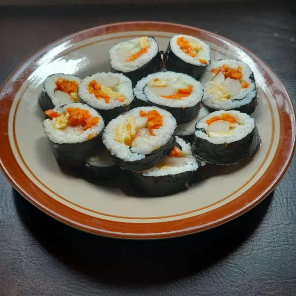 Kimbab siap di nikmati dengan cocolan sambal dan mayonaise.