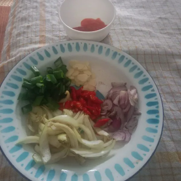 Iris bawang bombay, bawang merah, bawang putih, daun bawang,dan cabe.