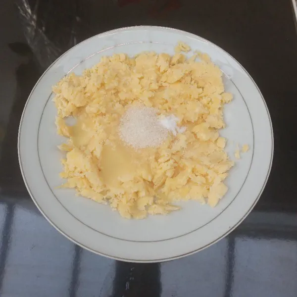 Tambahkan kental manis dan gula, aduk rata, jika tape sudah manis, bisa skip langkah ini.