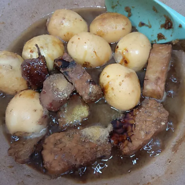 Setelah mendidih bubuhi garam dan kaldu bubuk. Masak hingga bumbu meresap dan mendidih 2x.