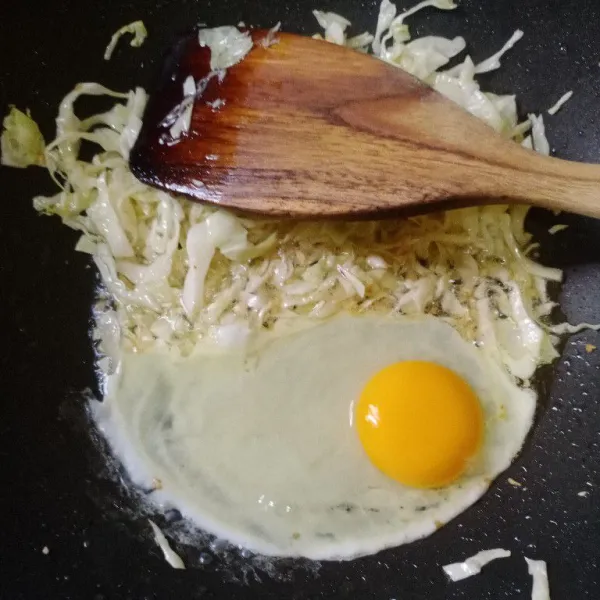 Jangan lupa masukkan telur dan orak arik.
