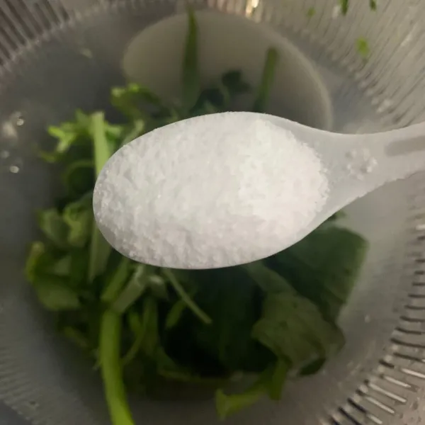 Petik kangkung dan rendam dengan garam.