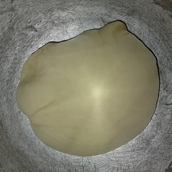 Campur semua bahan menjadi satu kecuali margarin dan garam, uleni hingga kalis kemudian masukkan margarin dan garam uleni hingga kalis elastis.