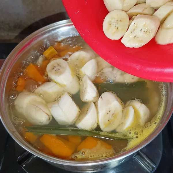 Masukkan potongan pisang bila sudah setengah matang.