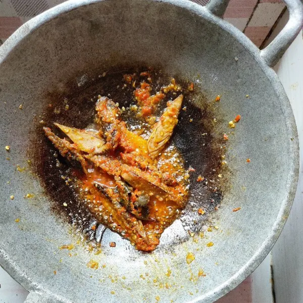 Tambahkan garam, gula, kaldu dan kecap manis, aduk merata sampai bumbu meresap, setelah matang angkat dan sajikan.