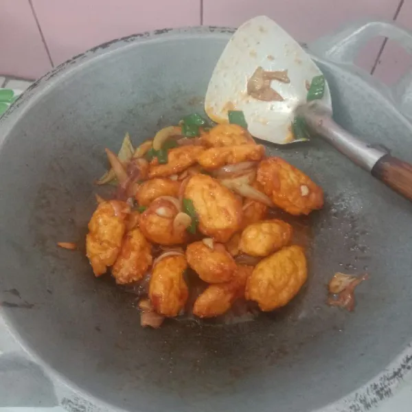 Masukkan saos sambal, saos tomat, air, garam, merica, penyedap aduk rata masukkan tahu, terakhir masukkan cabe dan daun bawang masak sampai bumbu meresap dan matang.