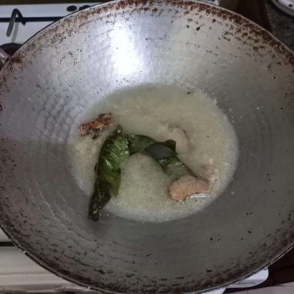 Tambahkan air dan aduk rata.