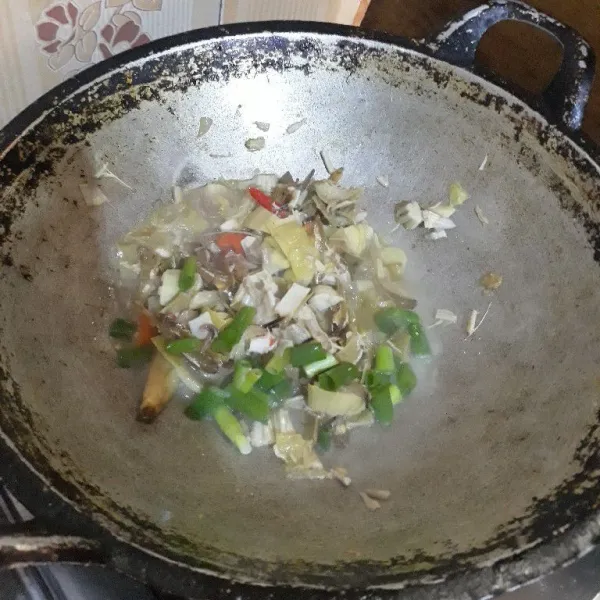 Terakhir masukkan bawang daun. Masak sebentar lalu matikan kompor. Oseng jantung pisang teri siap disajikan.