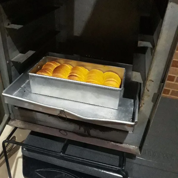 Panggang dalam oven yang sudah dipanaskan. Gunakan api sedang hingga matang, 25 menit rak bawah dan 15 menit rak atas, sesuaikan dengan oven masing - masing. Keluarkan dari loyang selagi panas dan olesi atasnya dengan margarin