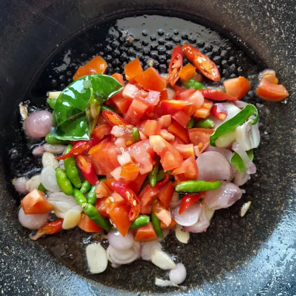 Masukkan potongan tomat,cabai rawit hijau dan irisan cabai merah keriting. Aduk rata dan masak hingga semua layu.