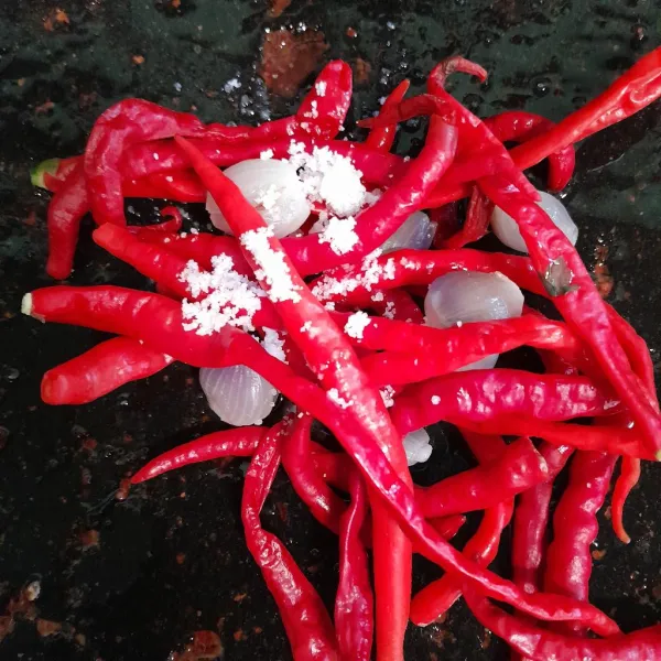Giling cabai merah, bawang merah, dan garam sampai halus.