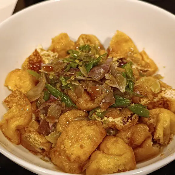 Campurkan hasil ulekan cabe dan bawang ke dalam potongan tahu.