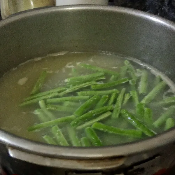 Tambahkan juga kacang panjang.